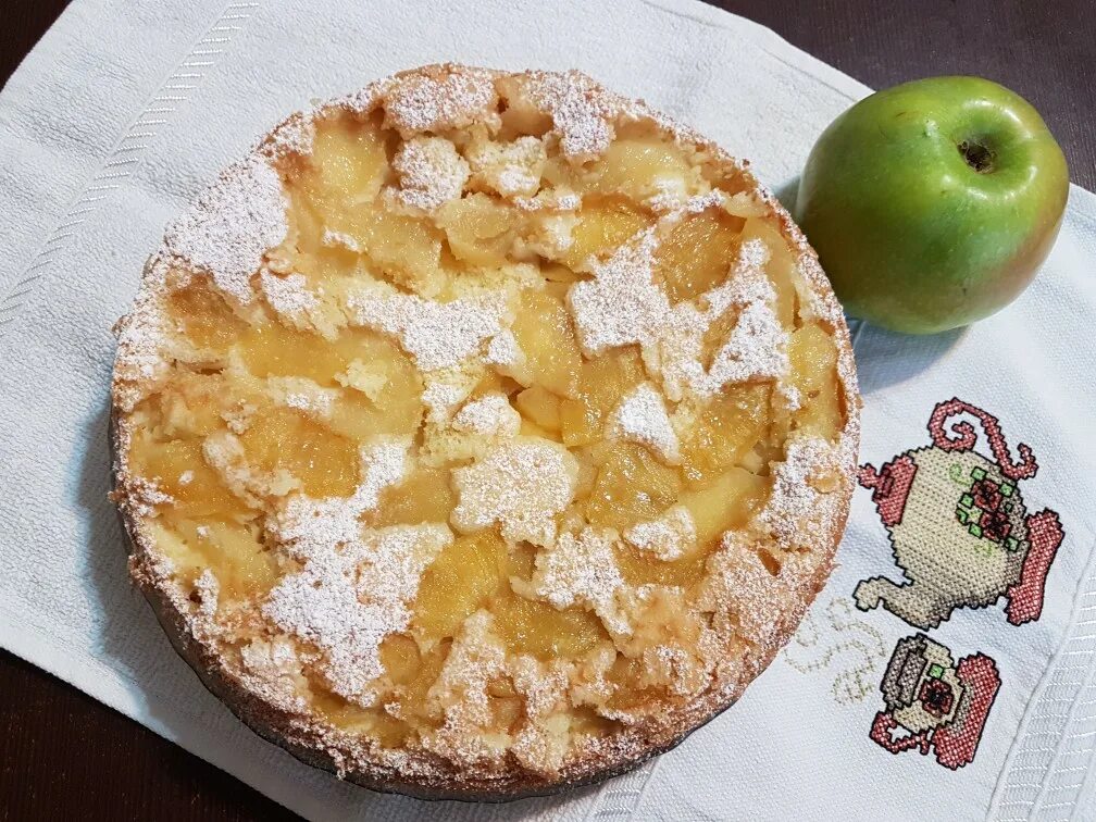 Шарлотка на песочном тесте с яблоками. Рецепт шарлотки песочное тесто. Шарлотка с виноградом евразия. Яблочный пирог на песочном тесте. Шарлотка с заварным кремом.