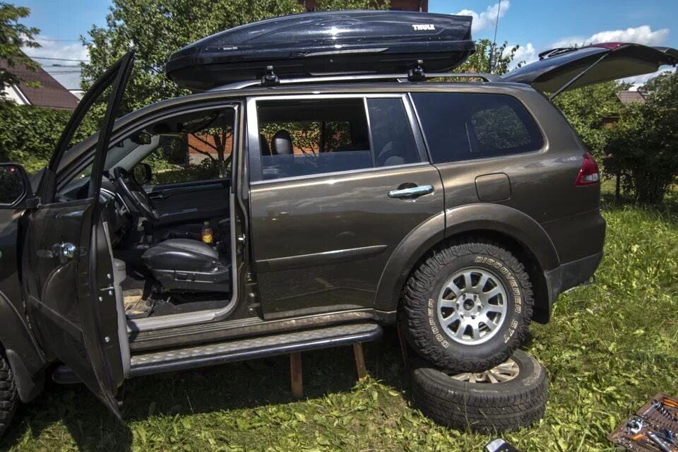 Митсубиси паджеро спорт 2 дизель купить. Митсубиси Паджеро спорт 2 2.5 дизель. Защита топливного бака Mitsubishi Pajero Sport 2. Паджеро 2 275 70 16. Ништяки для Паджеро спорт 2.