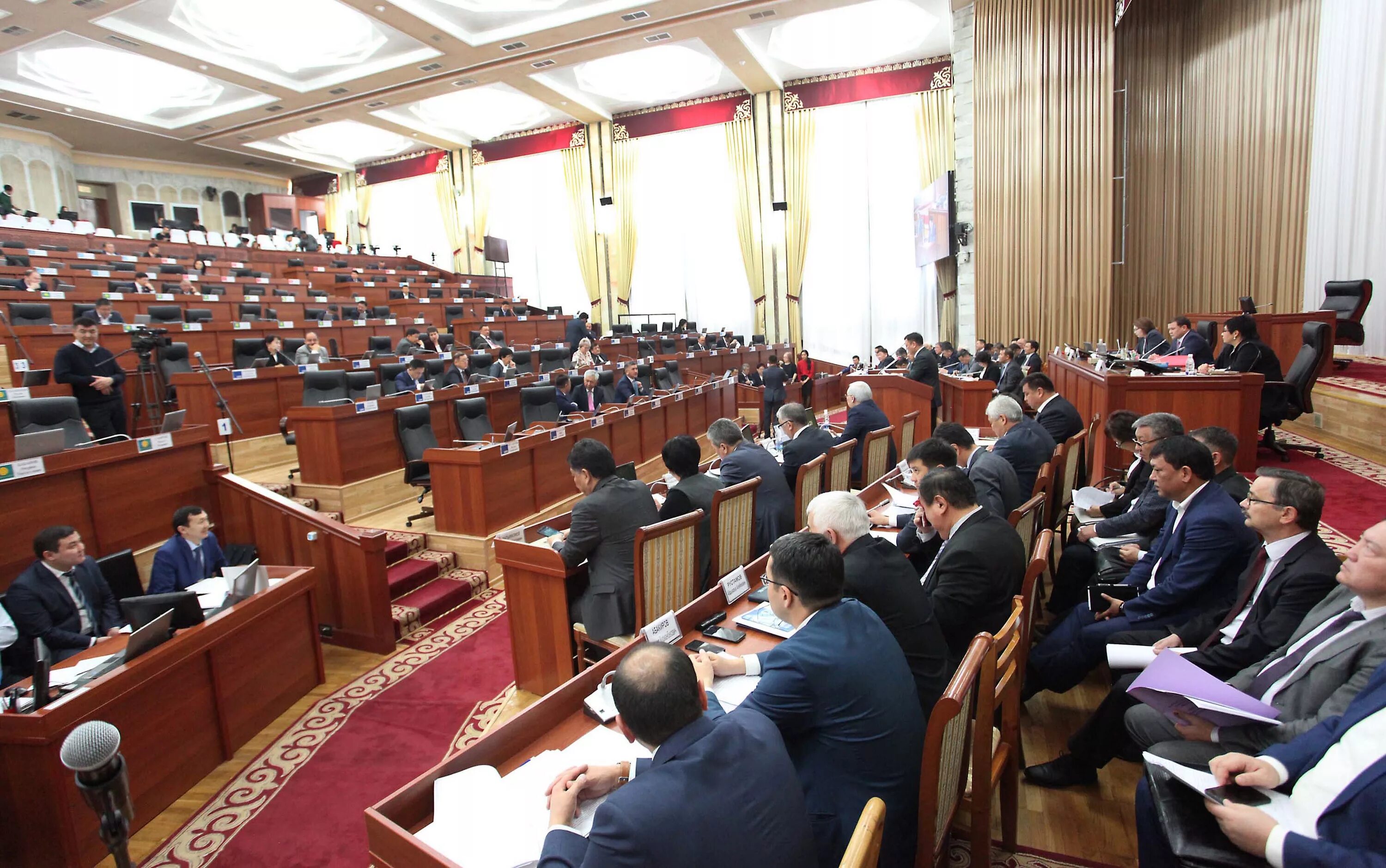 жогорку кенеш. жогорку кенеш здание. депутат жогорку кенеша кыргызской республики. жогорку кенеш. здание жогорку кенеш кыргызской республики.