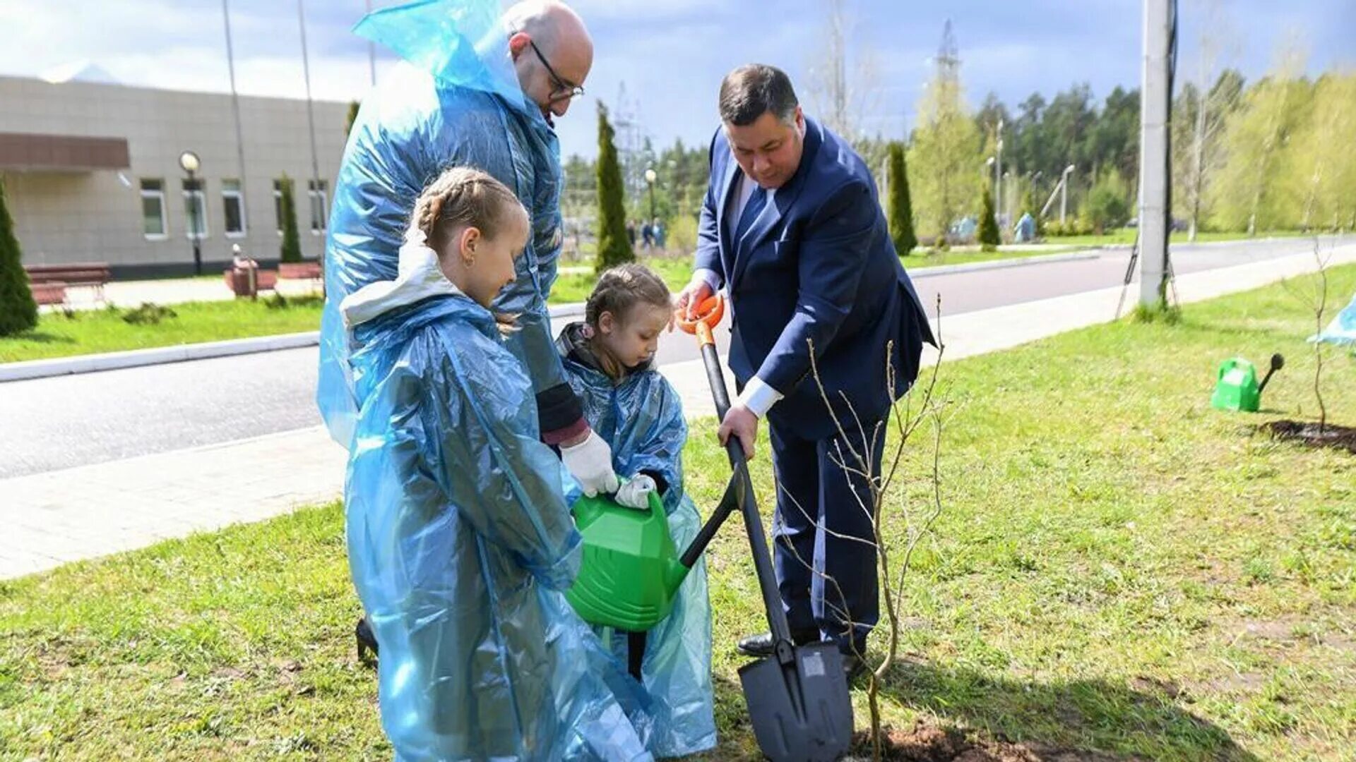 День посадки деревьев 2025. Всемирный день посадки леса. земля многодетным. день посадки деревьев в россии. 13 мая — всероссийский день посадки леса..
