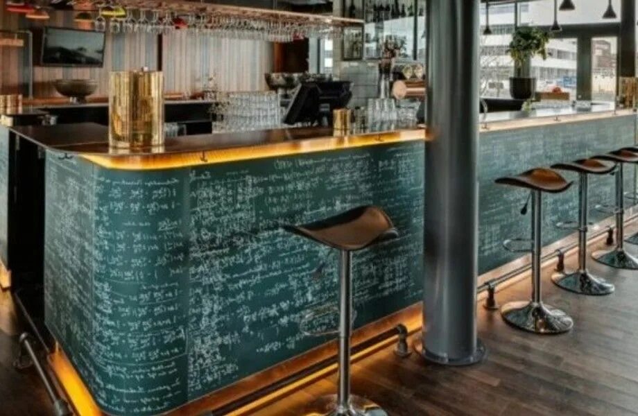 Деревянная барная стойка. Барная стойка оникс джаспер. Мебель для кафе и баров. Барная стойка в ресторане. Сохо в лондоне рестораны.