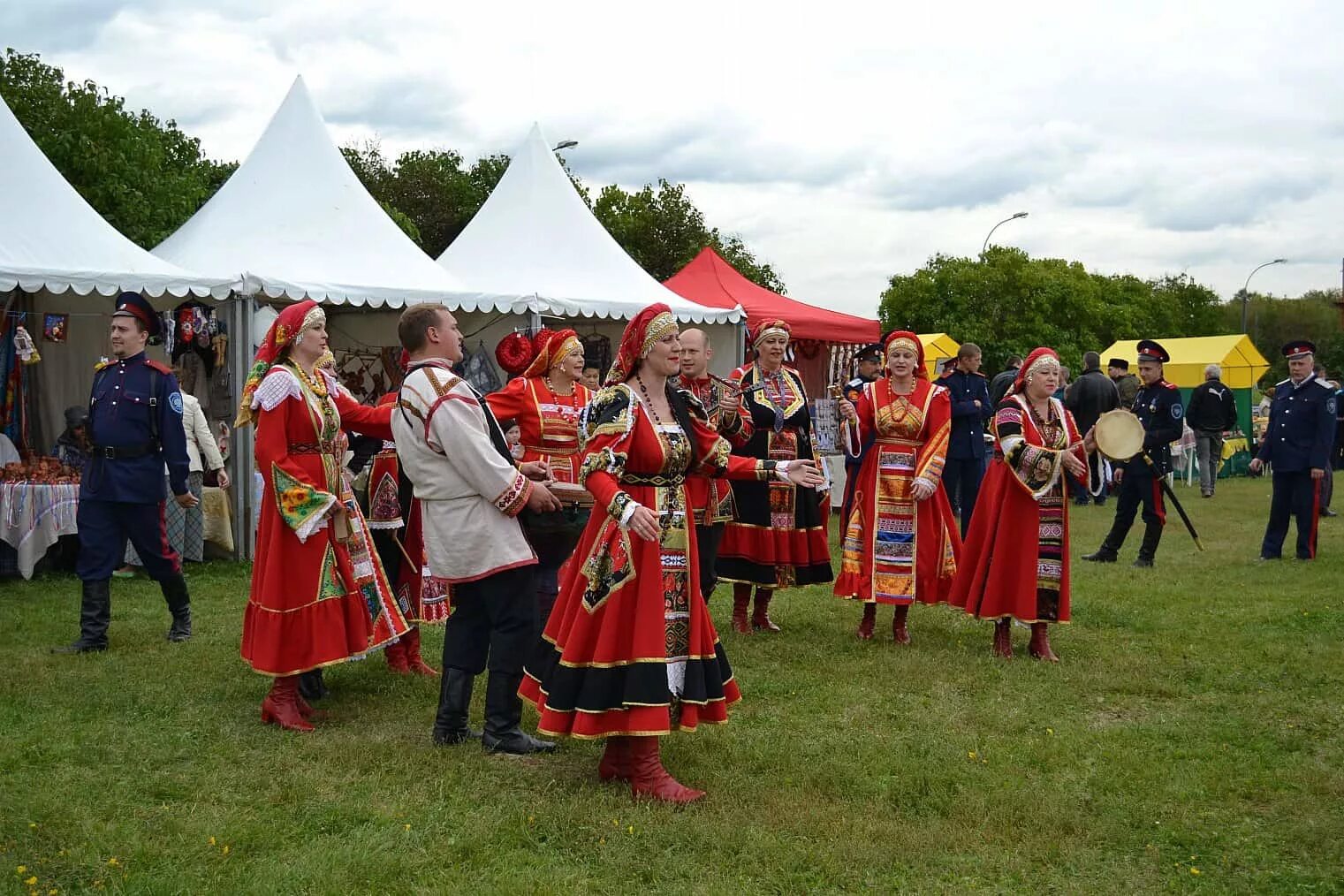 Тц фестиваль москва казачья станица 2015 года. Казаков и зритель. Коломенское 2018 казачья станица. Фестиваль казачья станица москва 2021. Казачьи гуляния.