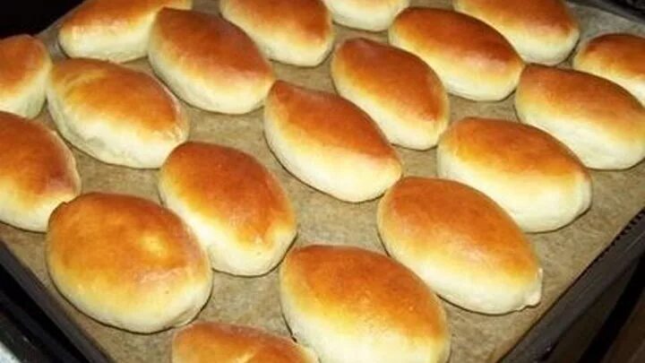 пирожки в духовке из дрожжевого теста. булки в духовке. сдобные дрожжевые булочки. дрожжевые пирожки с капустой. пирожки духовые.