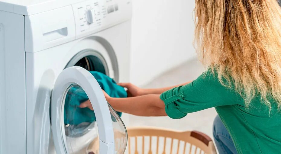 Современный быт. Одежда в стиральной машине. Зачем в машинке haier 4 уплотнителя. Долгая стирка стиральной машины. Стиральная машина с бельем.