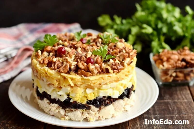 Салат с орешками. Салат с грецкими орехами и курицей. Салат с грецкими орехами и курицей. Рецепт салата с курицей грибами грецкими орехами. Салат с курицей грибами и грецкими орехами.