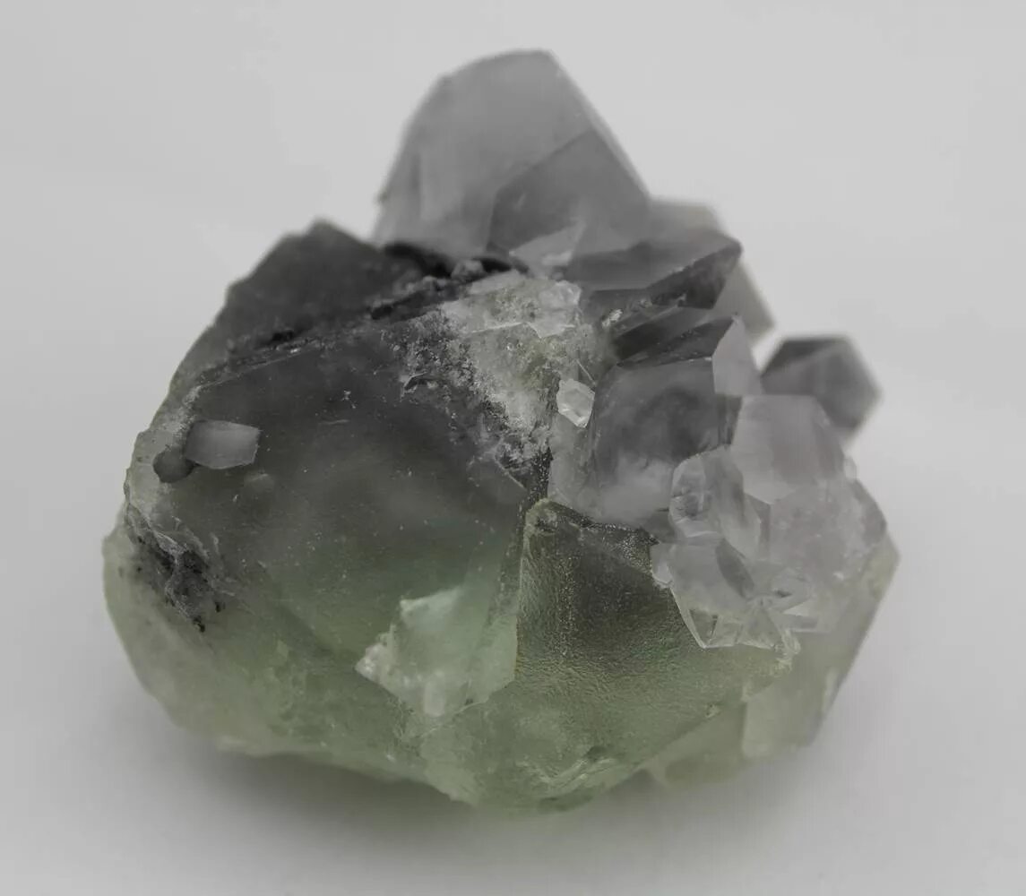 Серый кристалл. Кальцит, кварц, флюорит. флюорит серый. флюорит необработанный. серый кристалл камень.