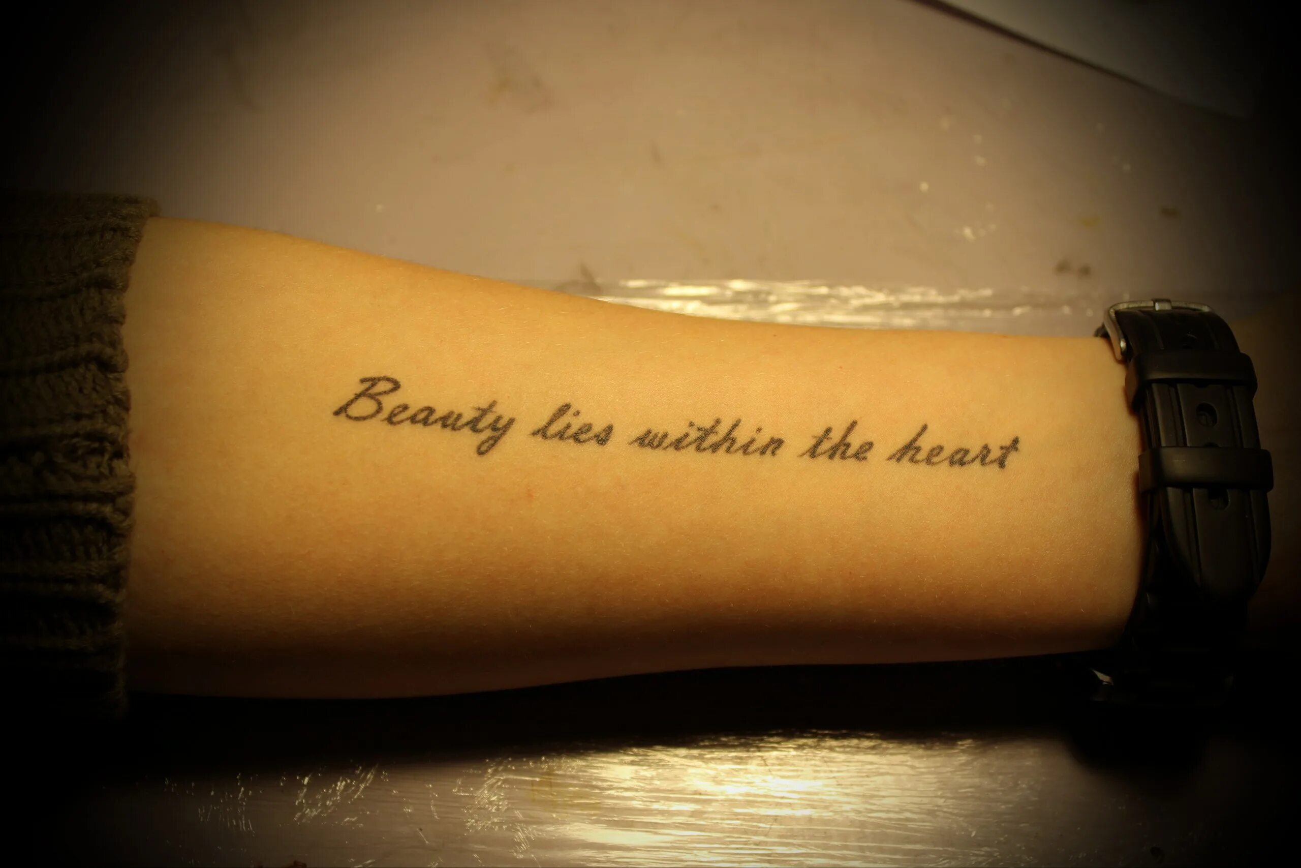 Татуировка здесь и сейчас. Тату с надписью люблю. Тату надписи натрусском. Тату надпись печатными. Тату надписи на русском.