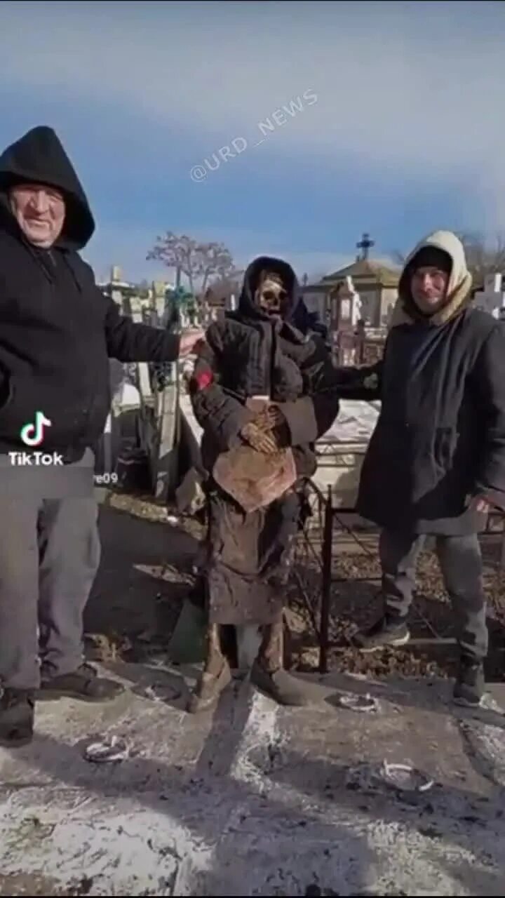 Бабушка с лопатой в огороде. Картошка в огороде. Выкопали бабушку. Бабушка в огороде. Старушка на грядках.