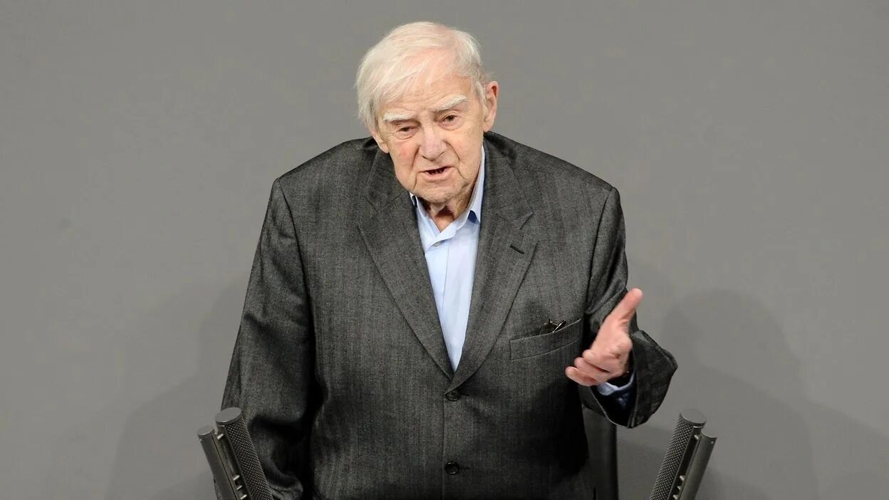 Выступление даниила. Даниил гранин. даниил гранин в бундестаге. даниил гранин выступление в бундестаге в 2014. даниил гранин выступает в бундестаге.