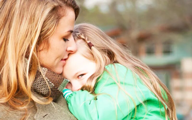 Ребенок стесняется взрослых. Робкий ребенок. Застенчивый ребенок. Которые маленькие дети ходят в садик. Пугливый ребенок.