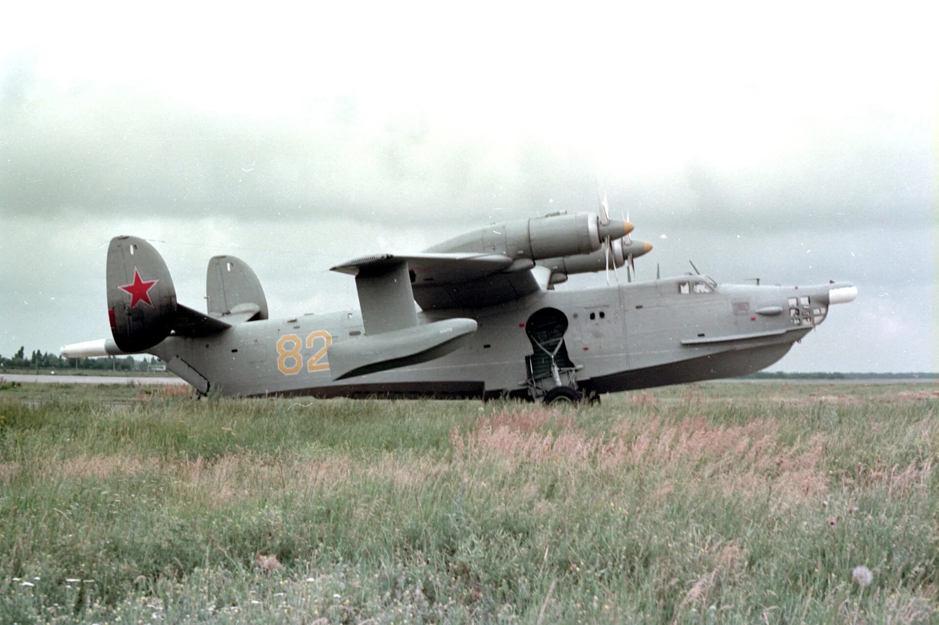 самолет-амфибия бе-12п-200. б-12 самолет-амфибия. самолет-амфибия бе-12 ссср. б-12 самолет-амфибия. бериев бе 12.