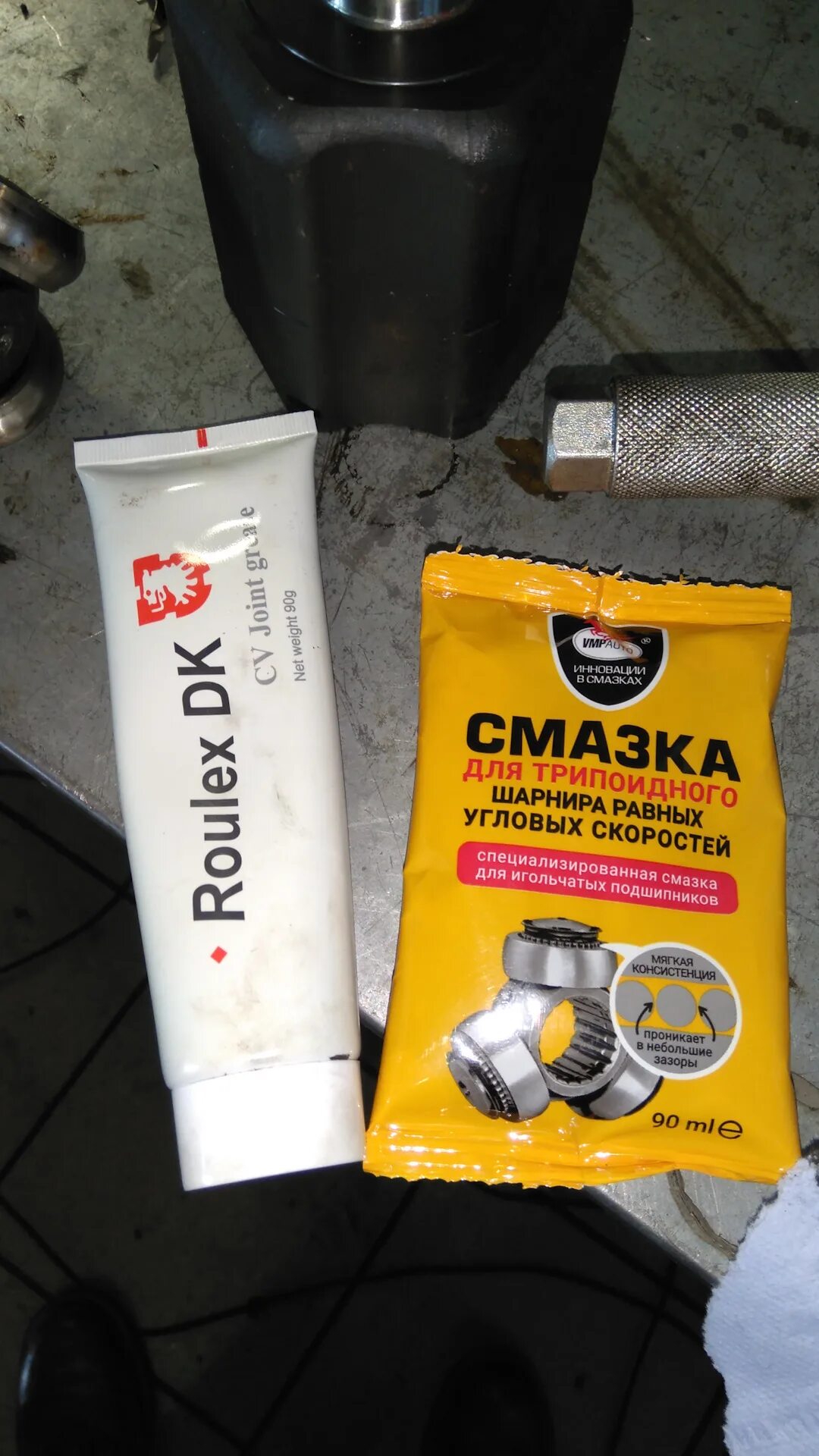 Смазка для шаровых опор шрб-4. Смазка для сайлентблоков подвески автомобиля пежо 307. Шприцовка карданов митсубиси л200. Чем смазать подвеску. Чем смазать подвеску.