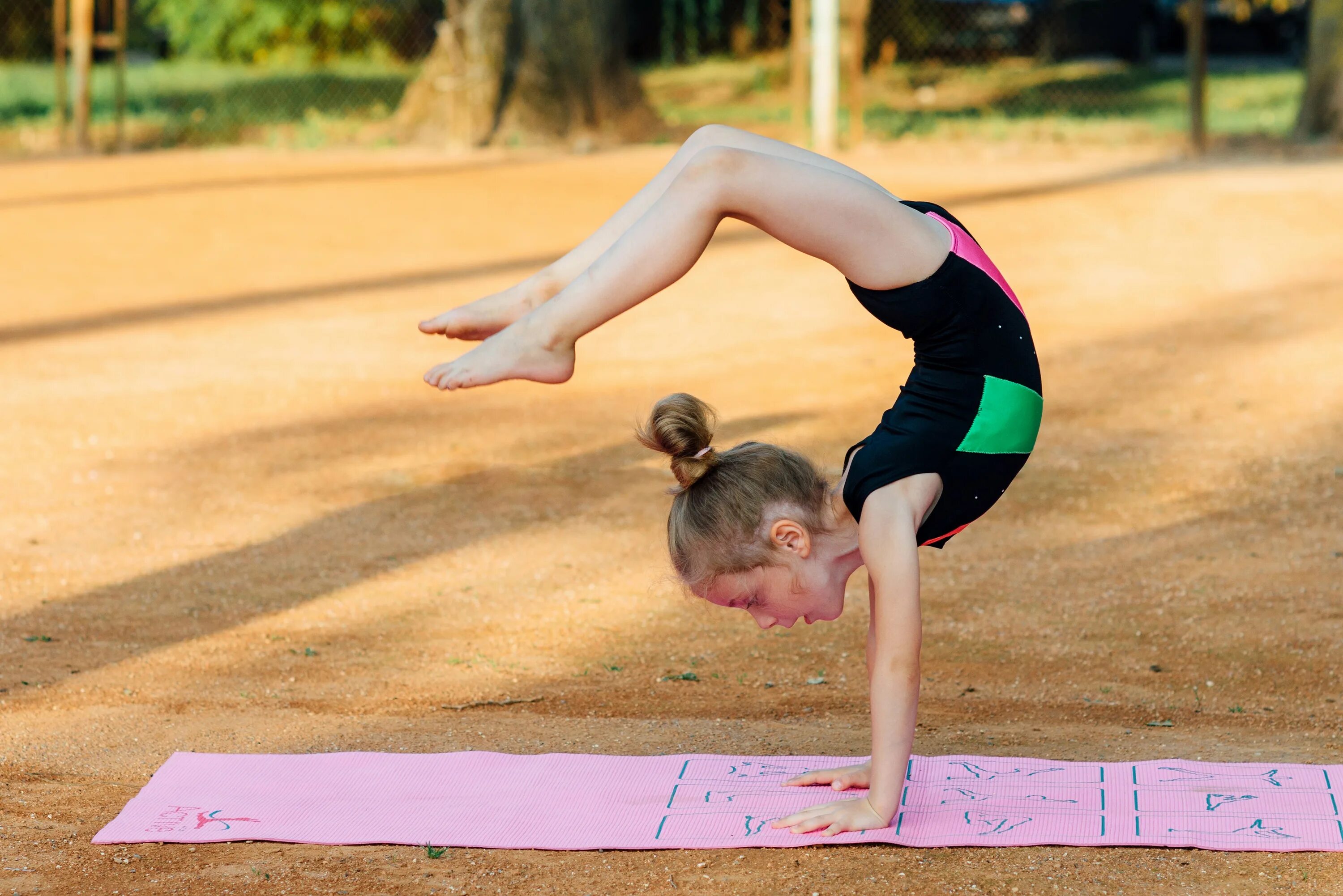 Мостик девочки. Гимнастические элементы легкие. Девочка занимается гимнастикой. Гимнастические упражнения для детей.