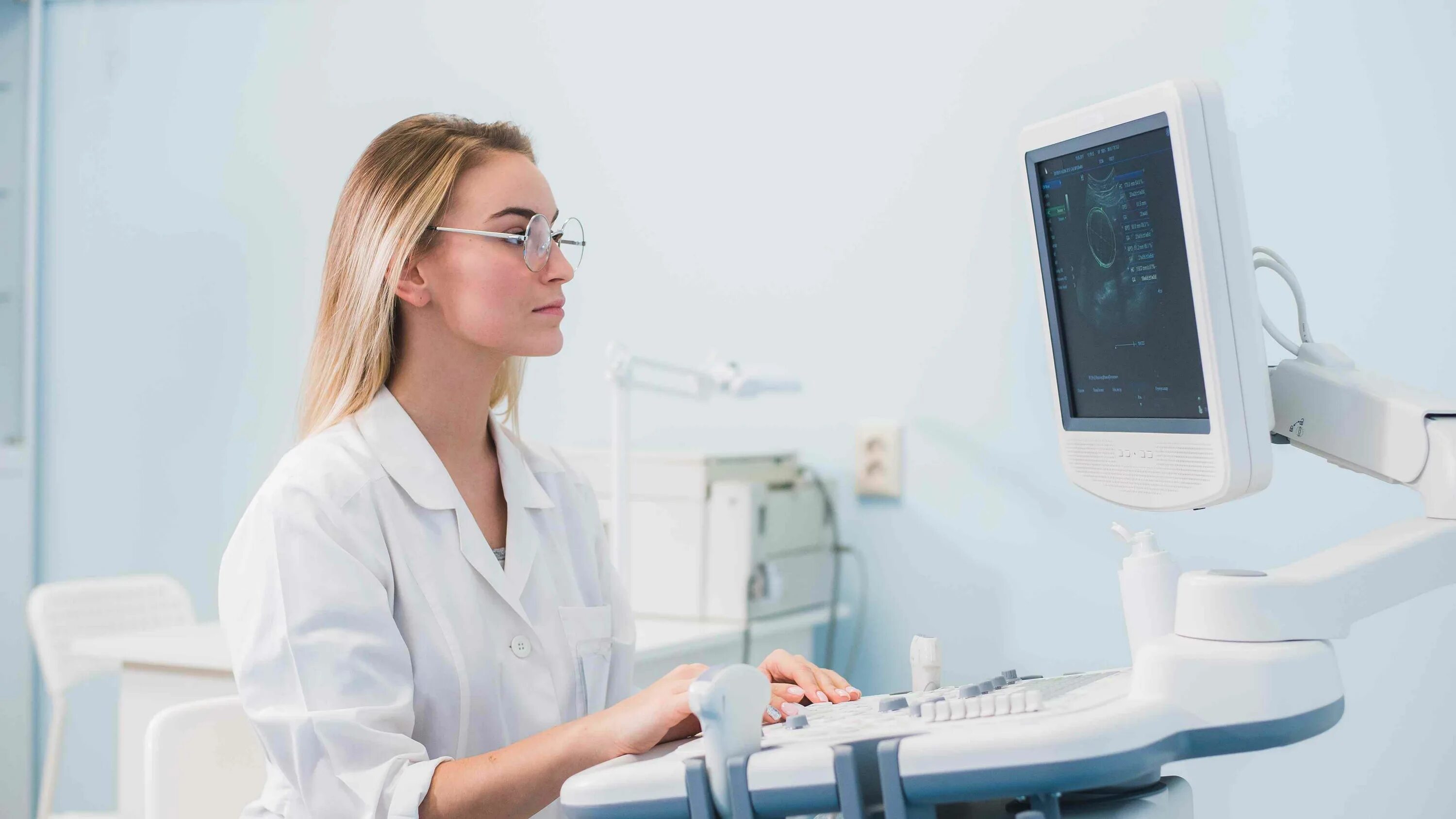 Доктор женщина. Обследование организма женщины. Прием терапевта. Доктор улыбается. Комплексное обследование.