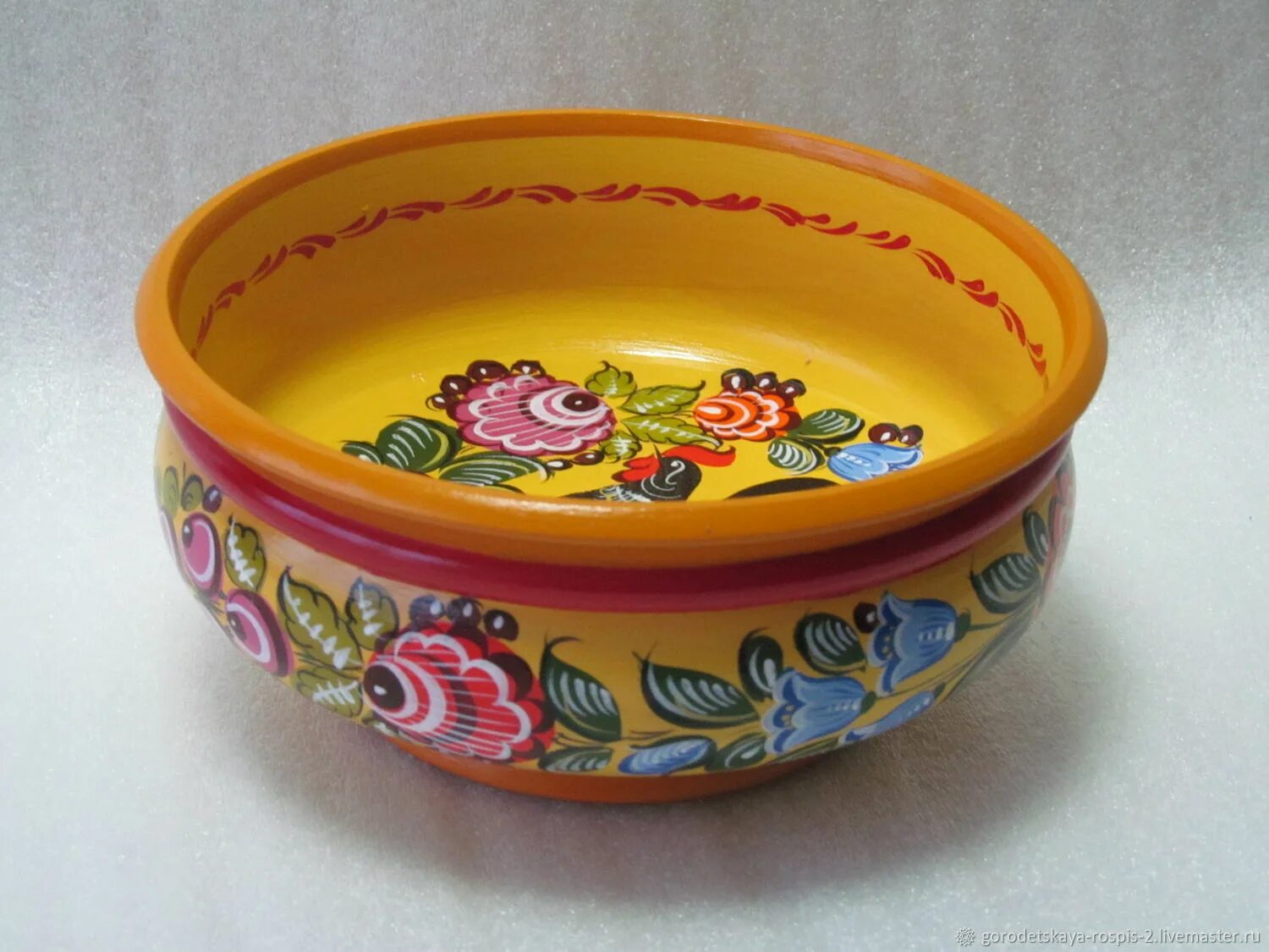 Конфетница с росписью городецкой росписью. Городецкий сувенир. Роспись посуды. Расписная посуда городецкая роспись. Городец расписной ларец.