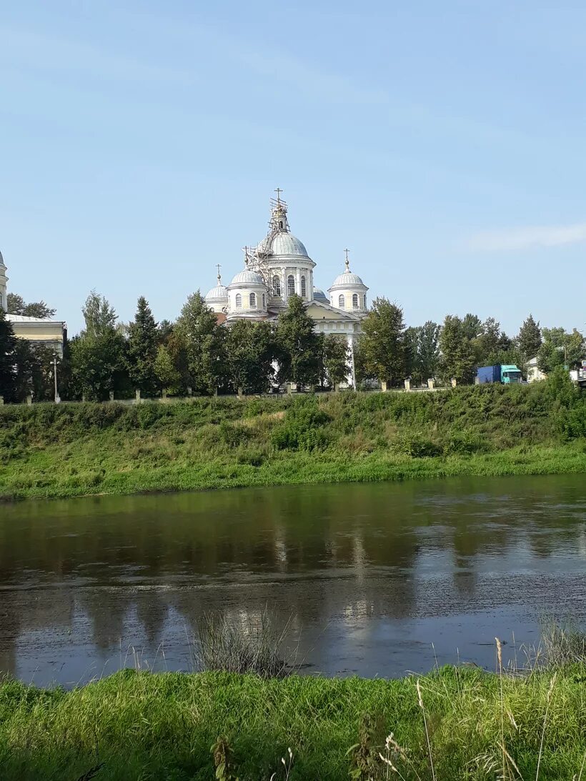 Набережная реки тверцы. Отдых в торжке. Торжок кремль. Провинциальный городок торжок. Отдых в торжке.
