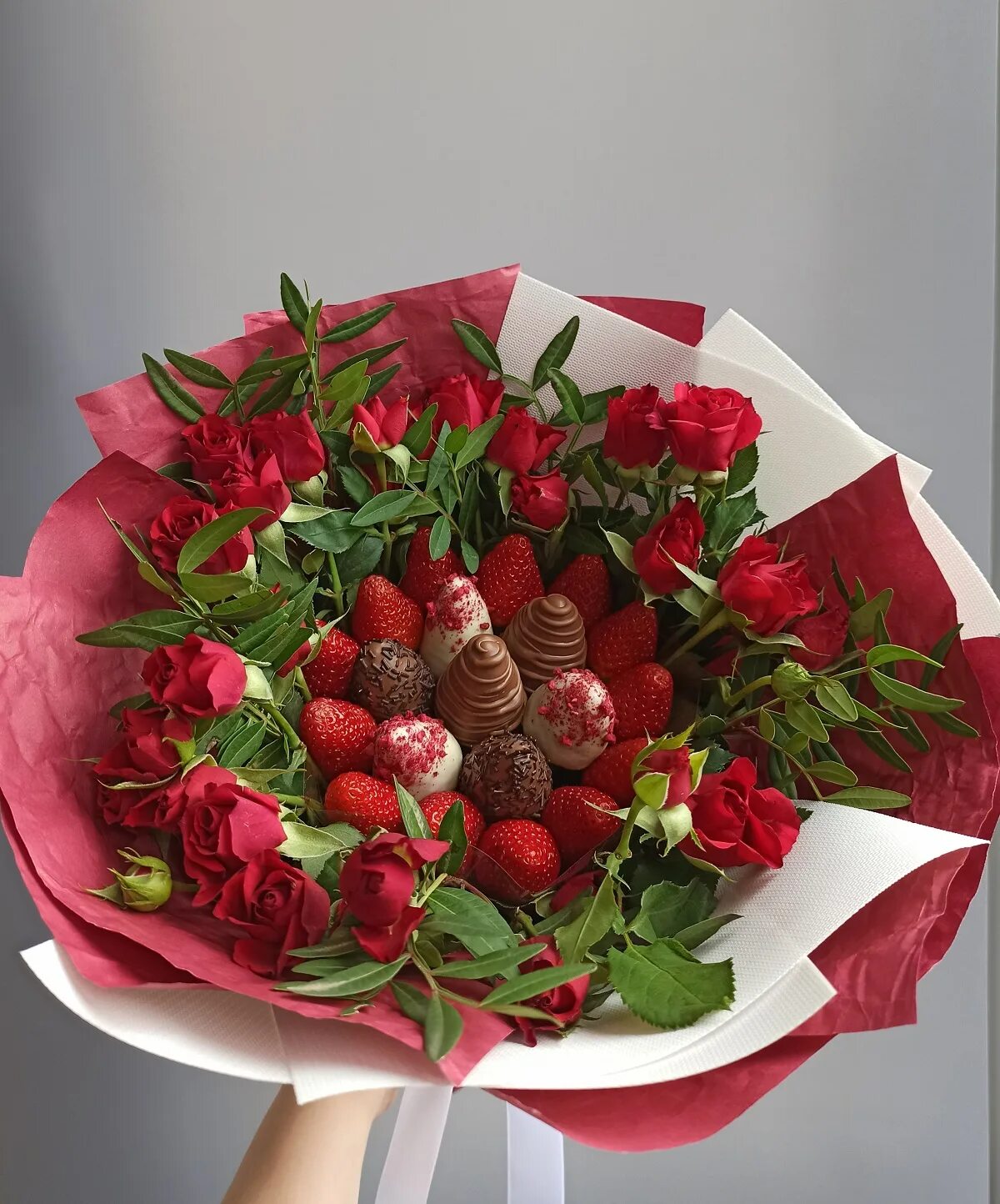 Необычные букеты для женщин. Девочка с букетом. Вкусный букет. Букет из фруктов. Фруктовый букет.