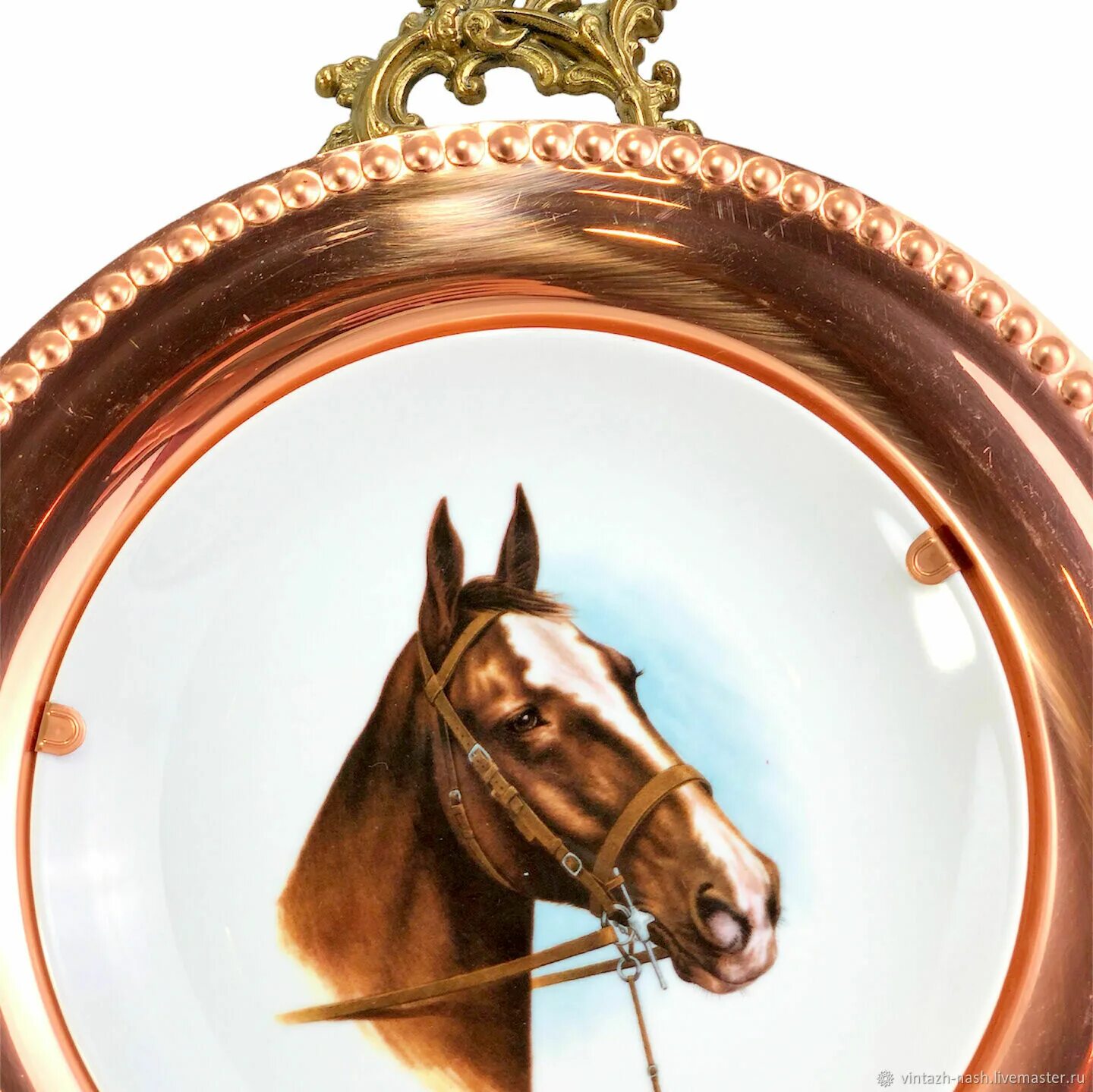 Тарелка лошадь. Тарелка с лошадью. Декоративные тарелки с лошадьми. Конь Кайзер.