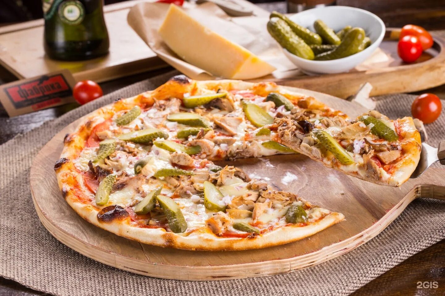 Пицца с огурцами. Пицца с солеными огурцами. Пицца колбаса огурцы помидоры. Соленый огурец добавляют в пиццу. Пицца с солеными огурцами и колбасой.