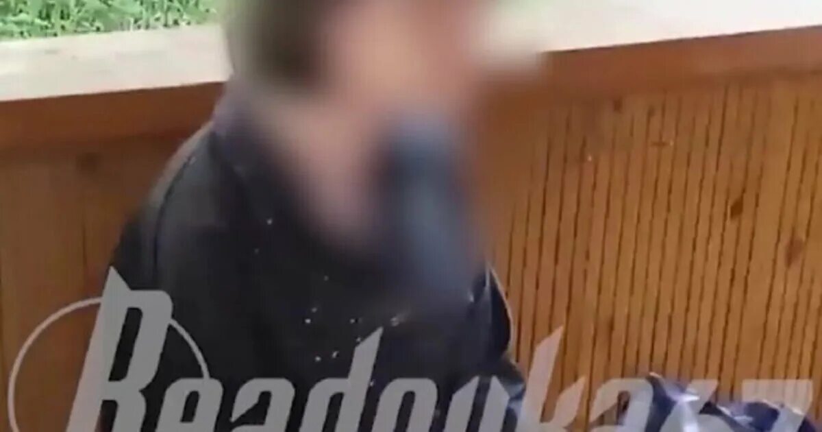 Сковородой по голове. Родители бьют детей по попе. Таскать за волосы ребенка. Ира фадеева ералаш. Девочку бьют по голове.