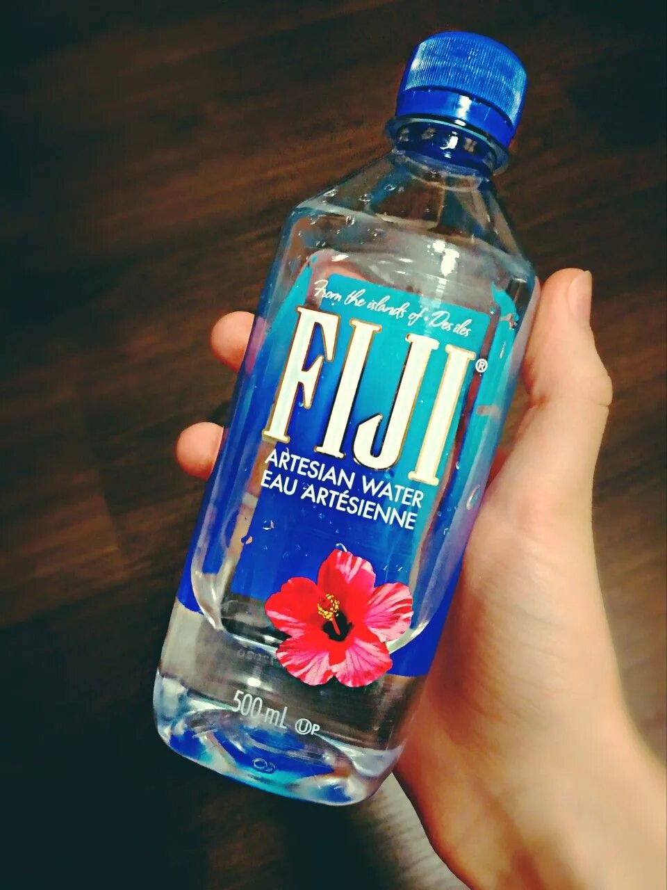 Fiji вода. Вода Fiji 1л. Минеральная вода Фиджи. Fiji Artesian Water Eau Artesienne.