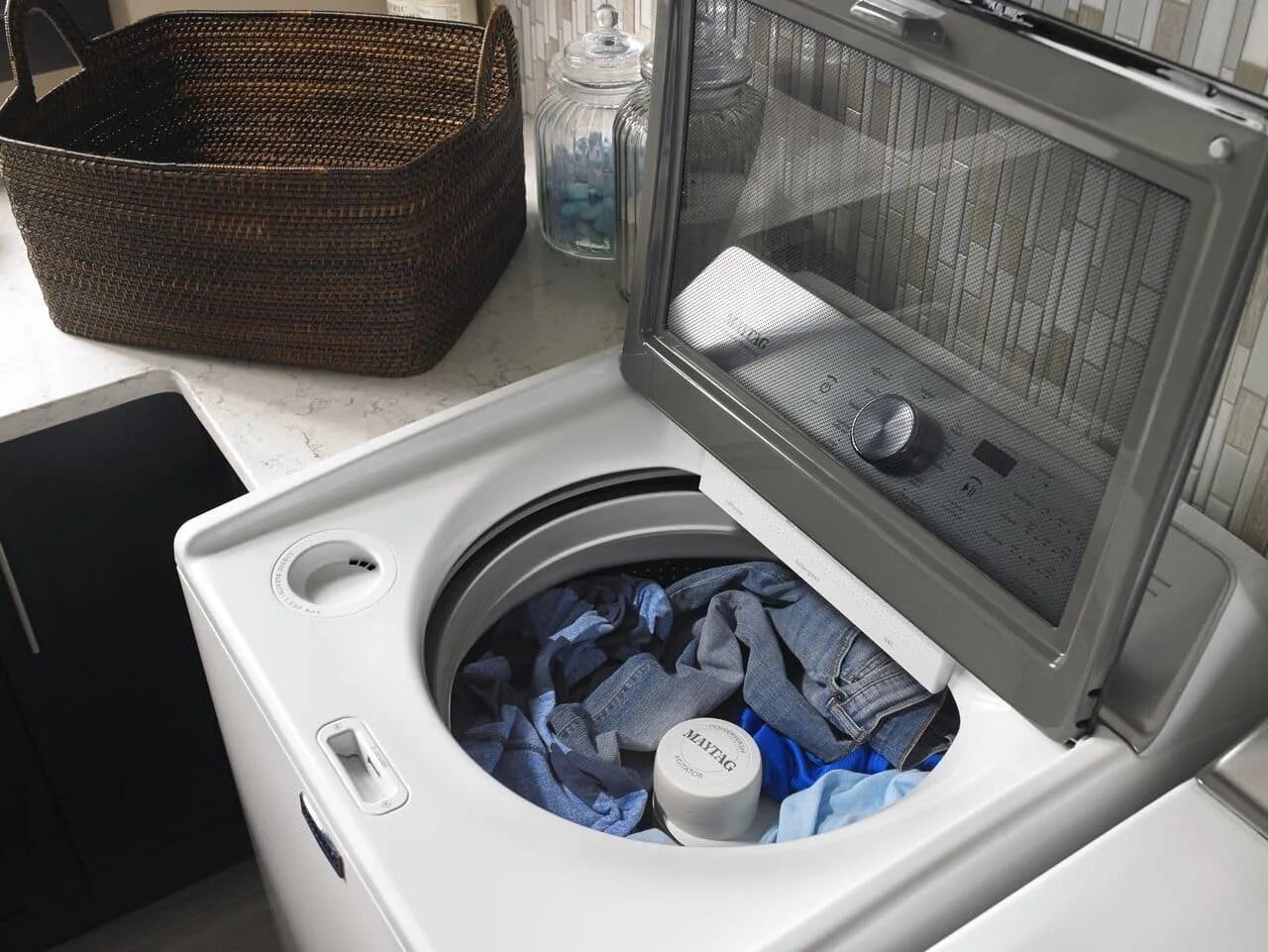 Из под стиральной машинки течет вода. Сломанная стиральная машинка. Поломанная стиральная машина. Топ стиральных машин. Пена в стиральной машине.