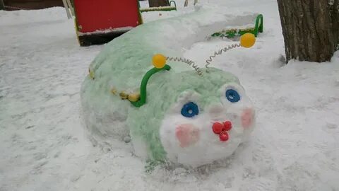 Гусеница из снега в детском