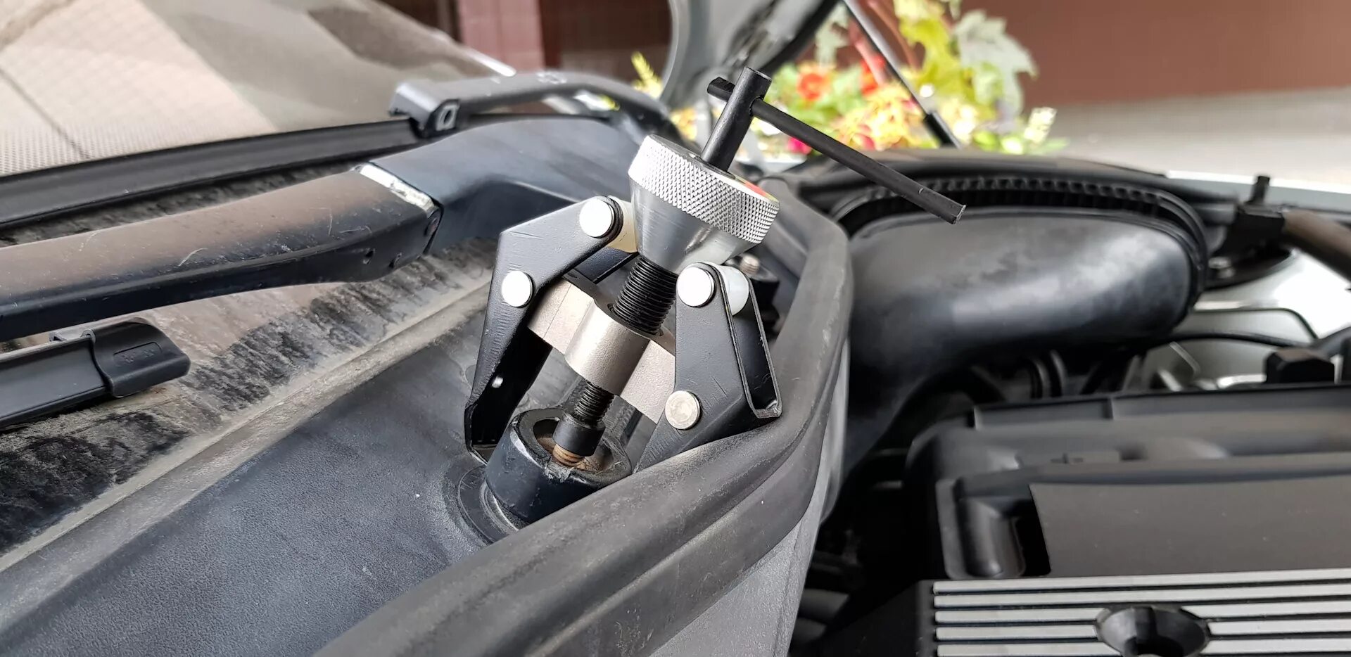 Поводок стеклоочистителя bmw e70. Как поставить щетки стеклоочистителя в сервисное положение мерседес. Ford kuga 2 задний дворник. 61617469820 bmw щетки. Задняя щетка стеклоочистителя bmw x3 f25.