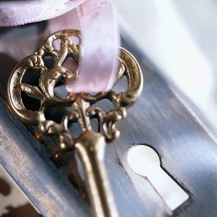 Красивые ключи. Ключ дверной красивый. Красивый ключик. Красивый замок с ключом.