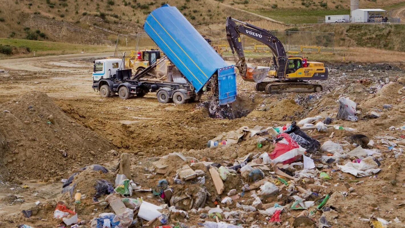 Вывоз грунта фавом. Куда вывозят грунт. Незаконная добыча строительного грунта башкирия. Утилизация строительного мусора и грунта. Стройка котлован.
