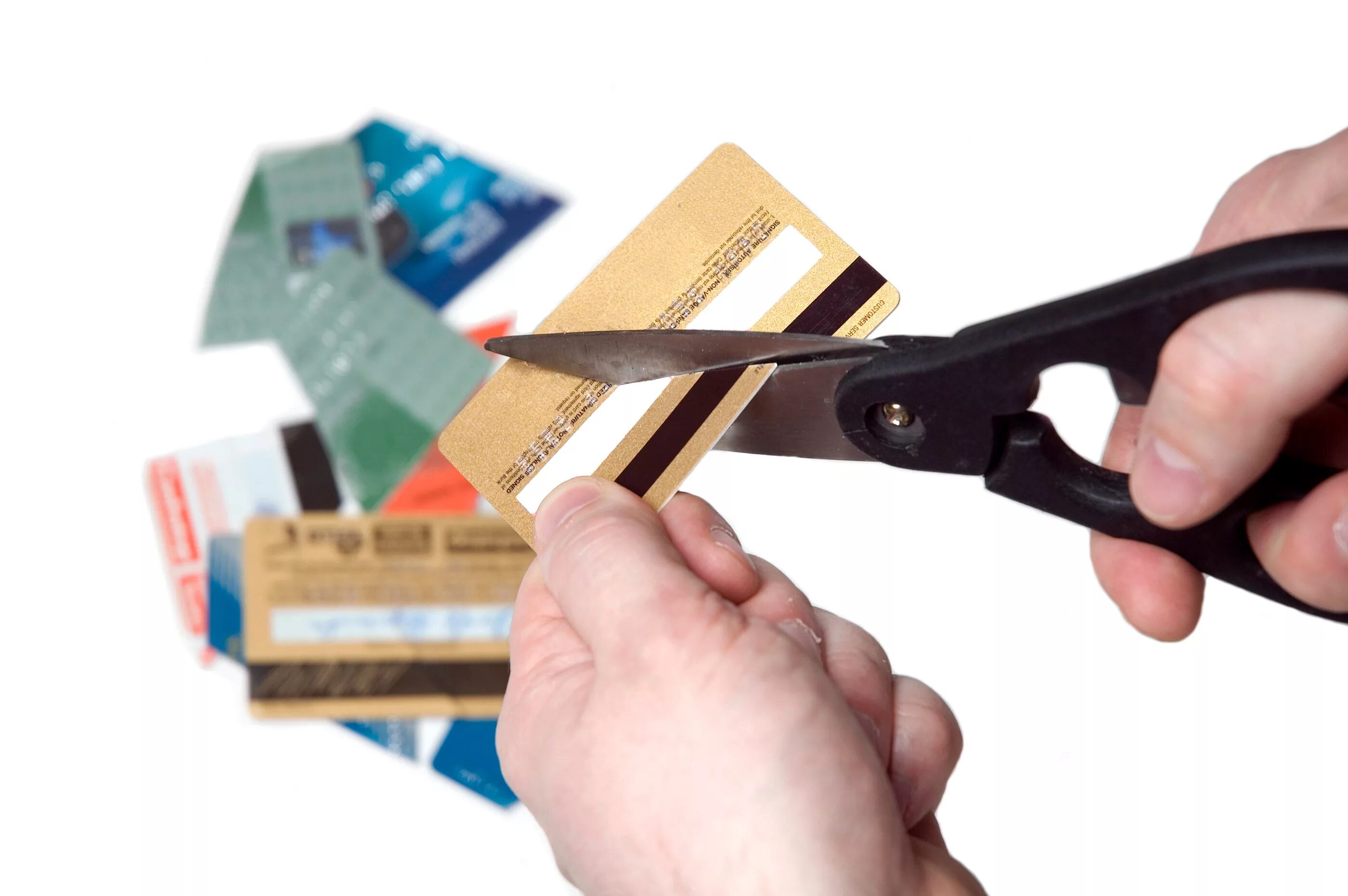 Как получить кредитку. Разрезают пластиковую карту. Разрезанная кредитка. Разрезанная банковская карта. Уничтожение пластиковых карт.