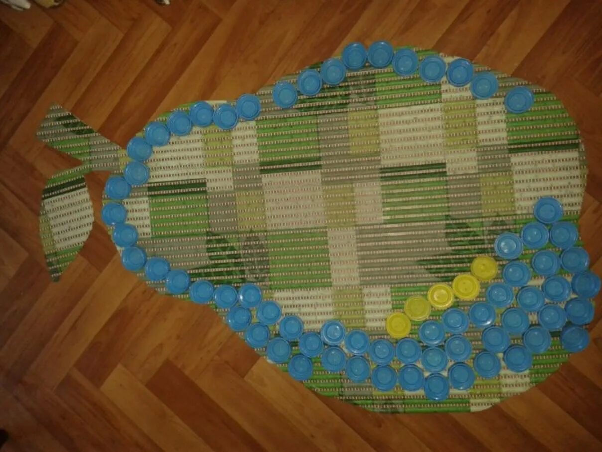 Коврик из крышек от пластиковых бутылок. Коврик из крышек от пластиковых бутылок. Коврик из крышек. Коврик из пробок пластмассовых. Массажный коврик из фрутокрышек.