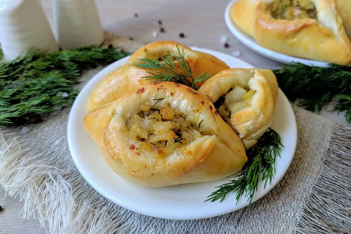 Расстегай с рыбой. Расстегай ширинку. Расстегай ширинку. Расстегай с яйцом. Пироги кулебяки расстегаи.