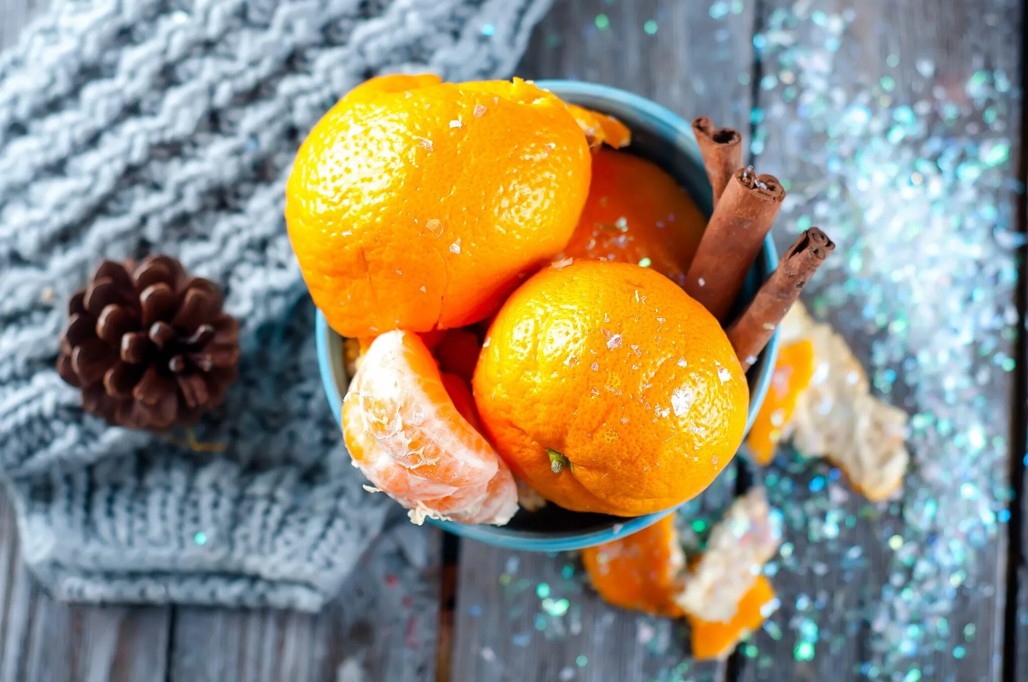 Two oranges. Новогодний мандарин.. Мандарины новый год. Мандарин (фрукт). Натюрморт с мандаринами.