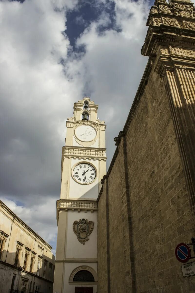 Италия часы время. Часовая башня в Италии. Башня с часами. Италия башня с часами. Итальянский город с башнями.