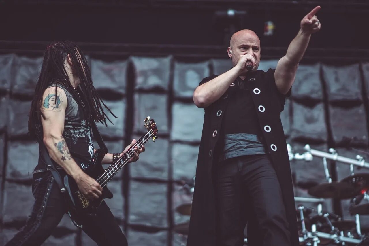 Дэвид дрейман. Группа disturbed с концерта. Disturbed 2020. Disturbed the light. Disturbed - the sickness (20th anniversary edition).