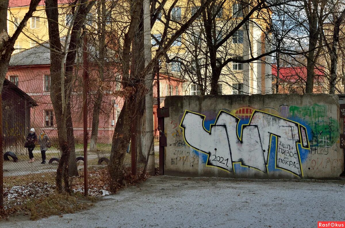 городские фрагменты. городские фрагменты. граффити послание на рождественке. интересные городские фрагменты фото.