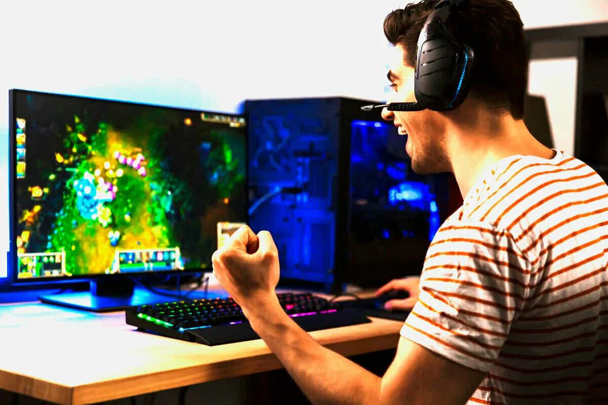Как выбрать хороший компьютер для игр. Увлечение компьютерными играми. хобби компьютерные игры. увлекается компьютерными играми. мужик играет в пк.