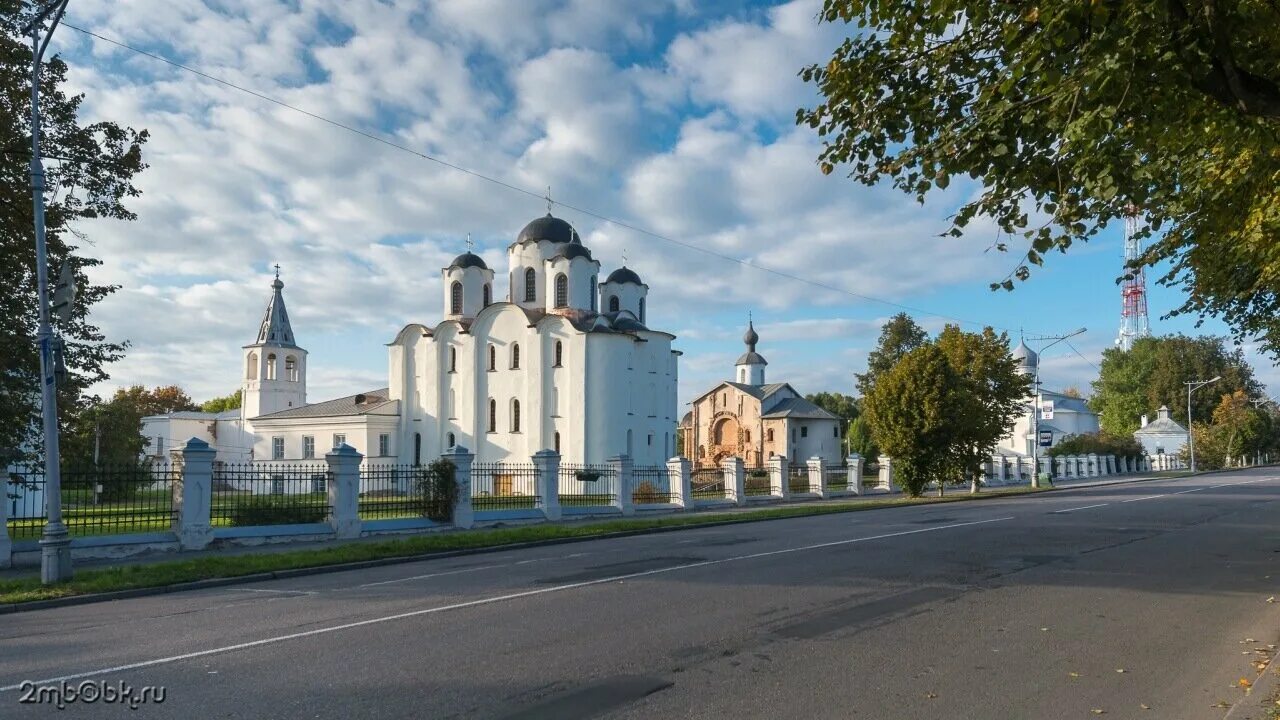 Ярославово Дворище в Великом Новгороде. Ярославово Дворище Великий Новгород сверху. Аркада Гостиного двора (Ярославово Дворище). Ярославово Дворище Великий Новгород аудиоэкскурсия.