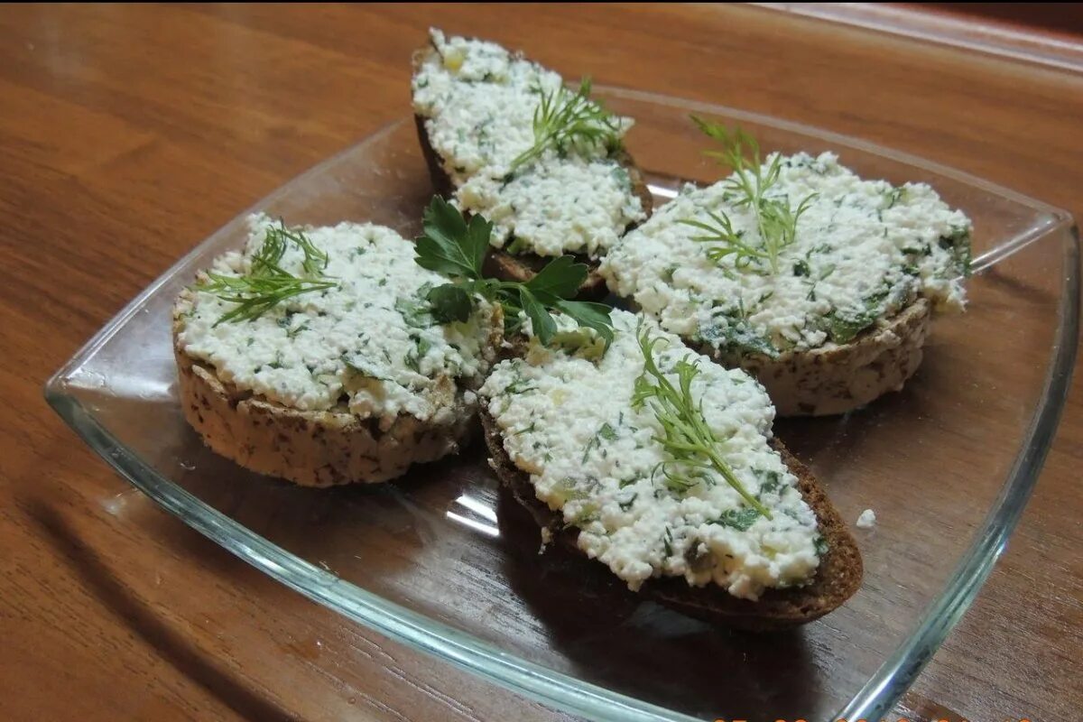 Намазка с чесноком и укропом. Бутерброды с творогом и зеленью. Закуска из творога с зеленью. Бутерброд с творожным сыром и зеленью. Закуска с творогом зеленью и чесноком.