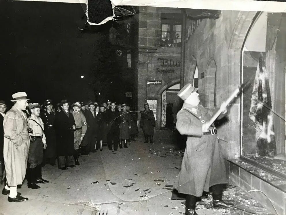 Хрусталя ночь. 9 ноября 1938 года в германии хрустальная ночь. Хрустальная ночь 1938 холокост. Хрустальная ночь в германии 1938 кратко. Еврейские погромы в германии хрустальная ночь.