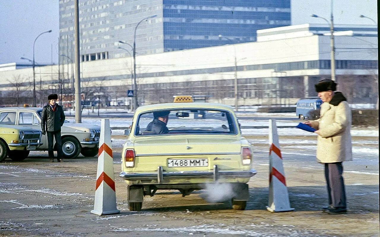 ГАЗ 24 такси первый таксомоторный парк. СССР Москва ГАЗ 24 такси. Taxi gaz 24 СССР. Волга ГАЗ 24 такси СССР. Советский таксист