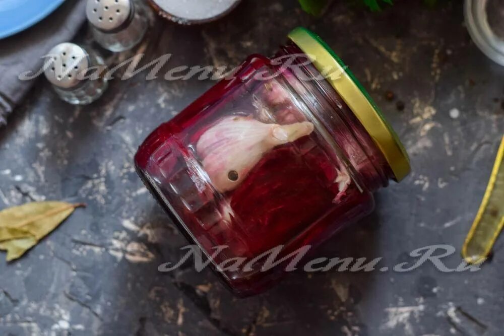 Чеснок в банке. Моченый чеснок. Свекла с чесноком. Маринованный чеснок на зиму со свеклой без стерилизации. Банки с чесноком.