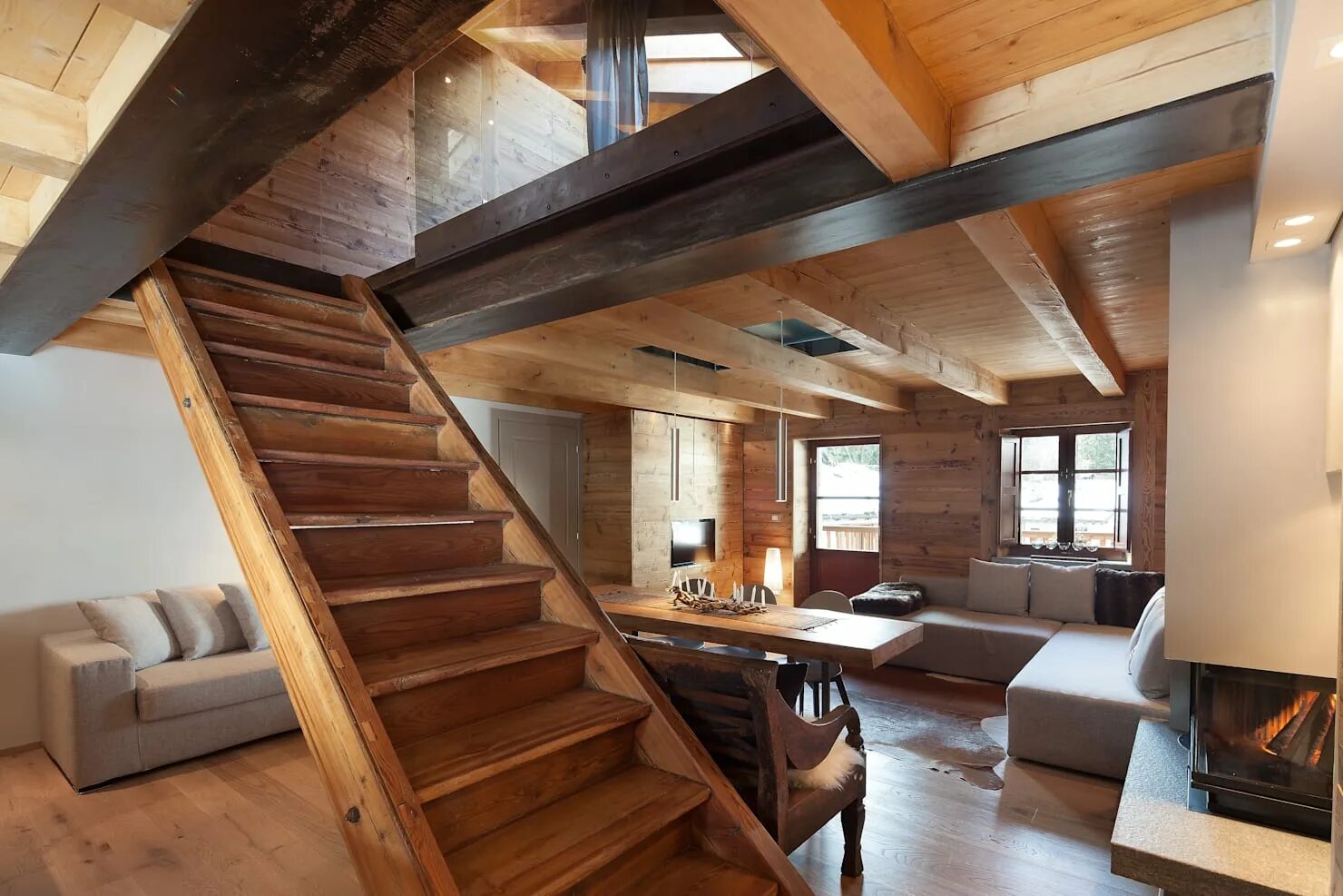 Пройти 2 этаж дом. Лестница в стиле Шале. Лестница на мансарду. Мансарда в деревянном доме. Деревянный дом внутри.
