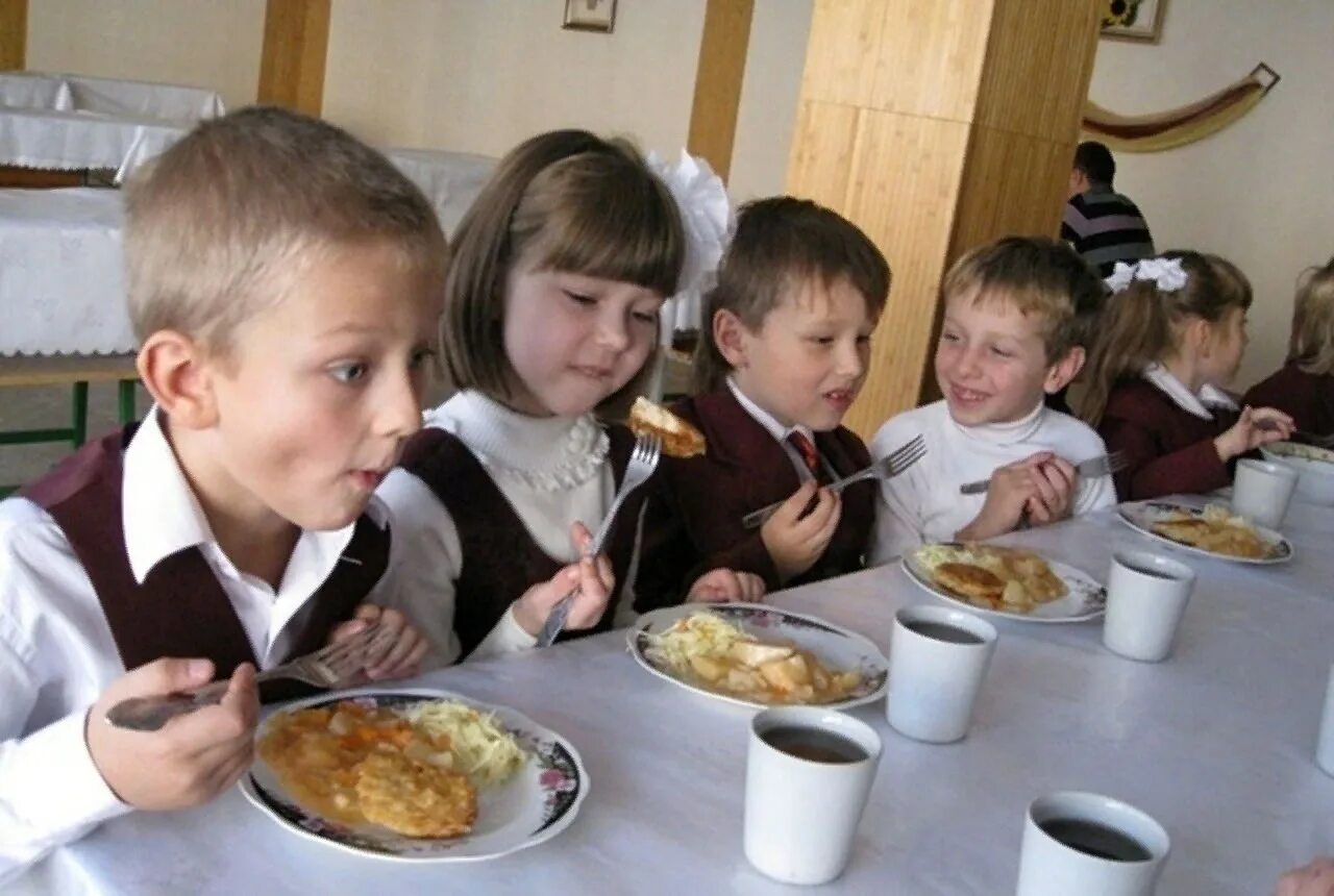 Столовая в школе. Школьники в столовой. Еда в школьной столовой. Ученики в столовой. Бесплатное ли в школе питание