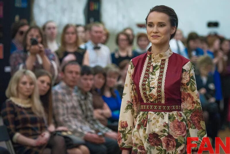 Современный удмуртский костюм. Платья татьяны москвиной малая пурга. Малая пурга удмуртские платья ателье радуга. Удмурты современные. Бесермяне национальный костюм.