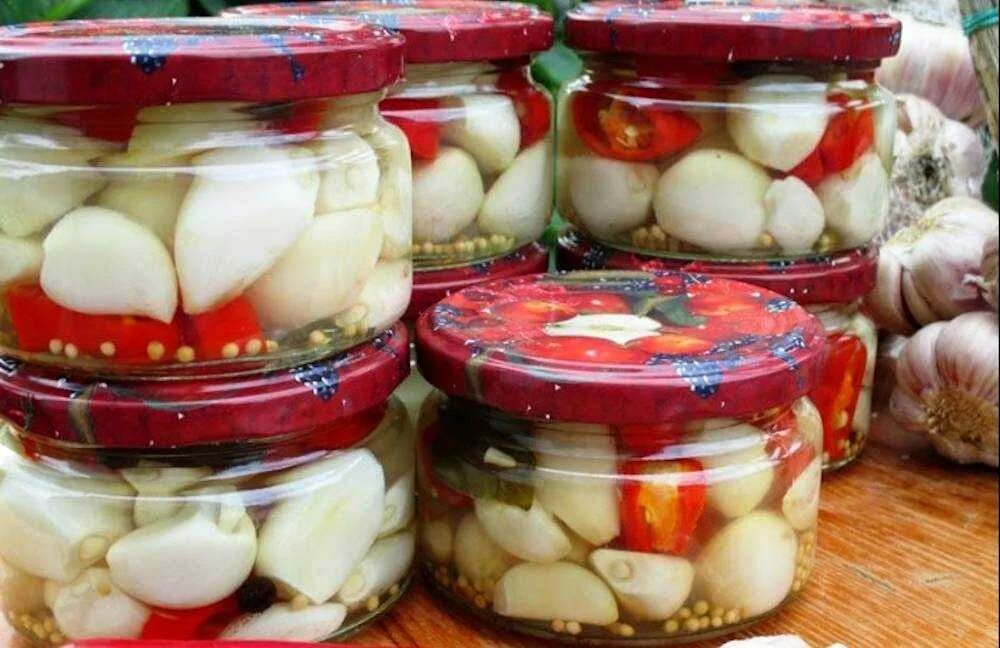 Замариновать чеснок дольками на зиму. Маринованный чеснок зубчиками на зиму. маринованный чеснок зубчиками. чеснок маринованный зубчиками на зиму без стерилизации. маринованный чеснок на зиму.