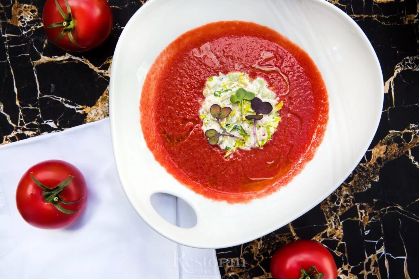 томатный суп со сливками. суп томатный итальянский гаспачо. гаспачо страчателла. гаспачо страчателла. гаспачо в ресторане.