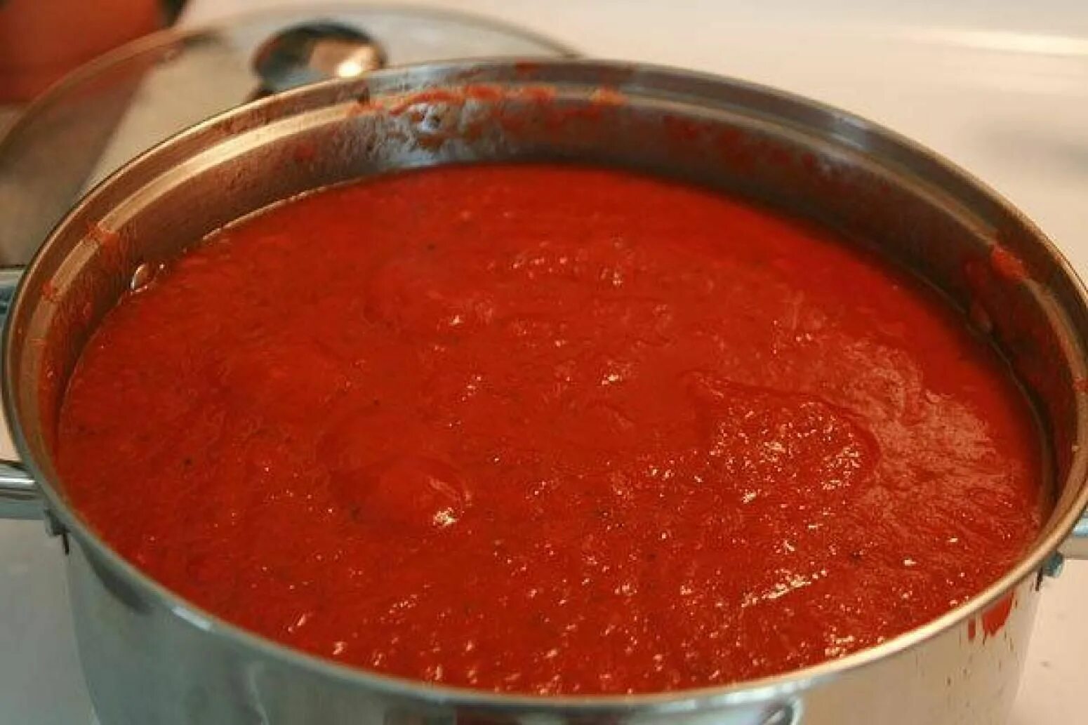 Соус для макарон из томатной пасты. Спагетти в томатном соусе. Паста с томатным соусом. Соус для спагетти из томатной. Подлива томатная с мукой и сметаной