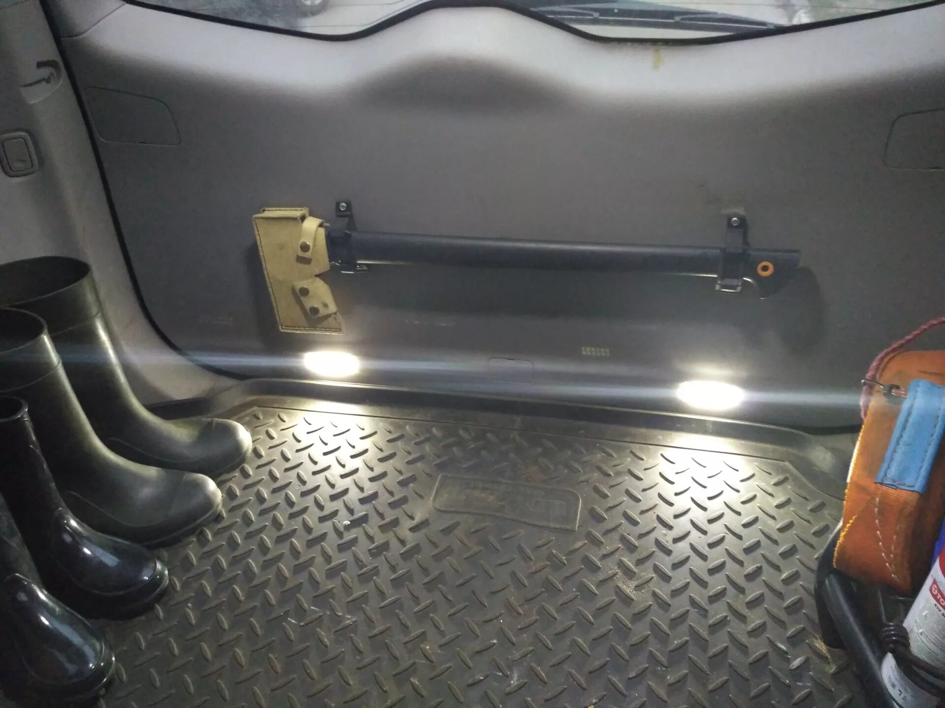 Mitsubishi Pajero IV заглушки в багажник. Обшивка багажника Mitsubishi Pajero Sport 2. Задняя дверь Митсубиси Паджеро спорт 2. Задняя подсветка ног Паджеро 4.